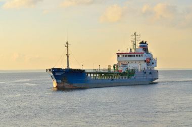 Gemi denizde yelken açıyor..