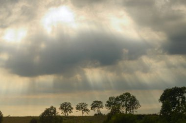 Gün batımında güneş ışınları.