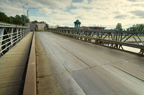 demir köprü Nehri.