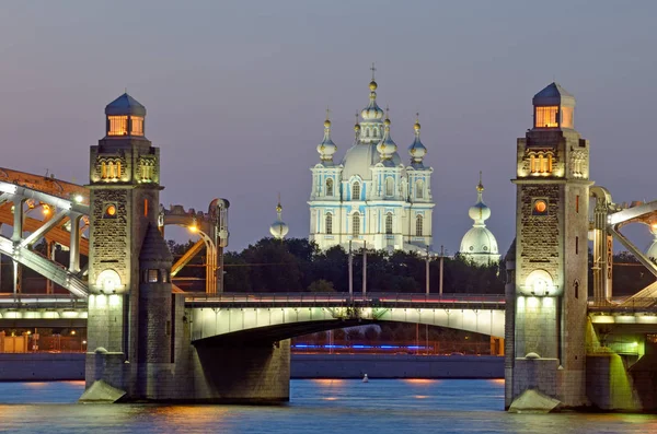 Nachtlandschaft mit Brücke. — Stockfoto