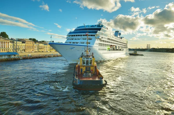 Boat pulling ship — Stock Photo, Image