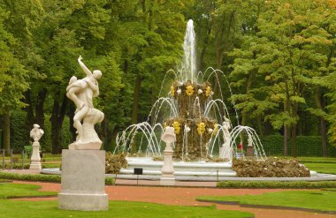 Çeşme'nın adı taç.