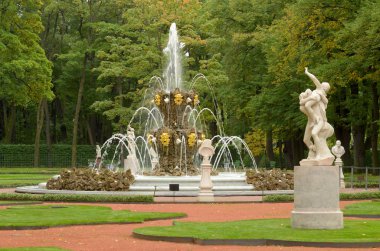 Çeşme'nın adı taç.