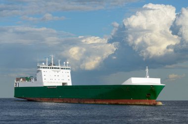 Büyük bir kargo gemisi..