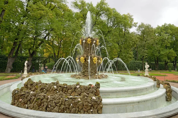 El nombre de la fuente Corona . —  Fotos de Stock