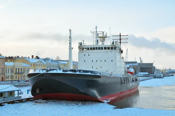 Ein großer Eisbrecher liegt vor Anker. — Stockfoto