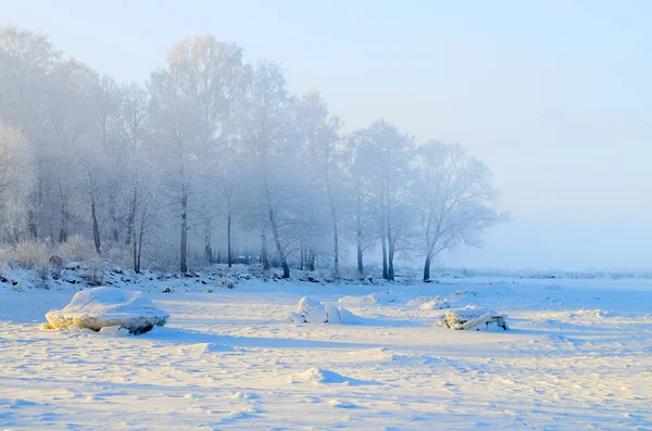 Ijzig winterlandschap. — Stockfoto