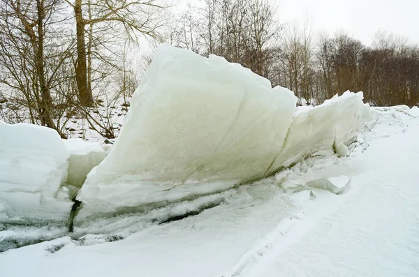 Un grand bloc de glace sur le rivage . — Photo