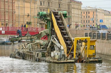 Nehirler ve kanallar enkaz temizleme için derleme.