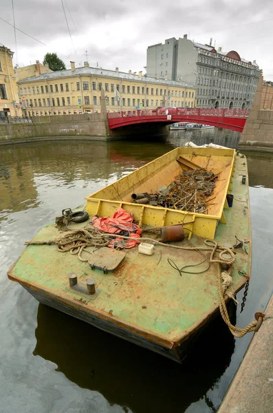 Лодка для сбора мусора . — стоковое фото