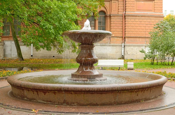 Fontana nel parco cittadino. — Foto Stock