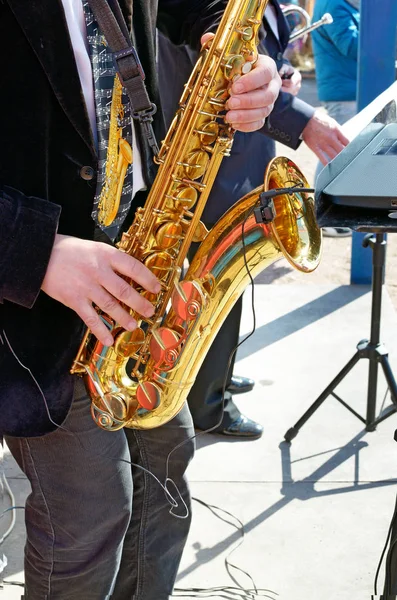 Le saxophone entre les mains du musicien . — Photo