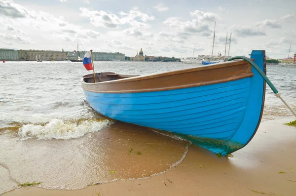 Barca marină pe ţărm . — Fotografie, imagine de stoc