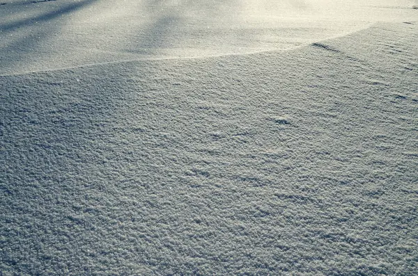 在阳光下的雪的纹理. — 图库照片