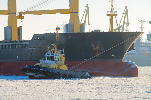 Abschleppen eines großen Tankers. — Stockfoto