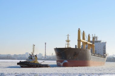 Büyük bir tanker çekme.