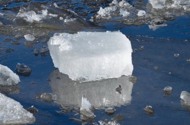 Bir parça buz Nehri üzerinde.