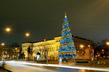 Kasaba meydanında Noel ağacı.