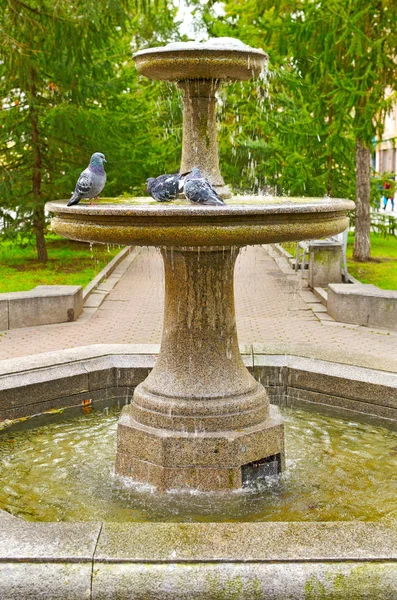 Una piccola fontana in una strada della città . — Foto Stock