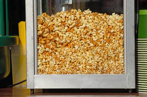 Läckra popcorn till salu. — Stockfoto