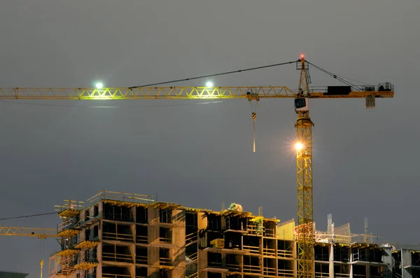 Guindaste de construção à noite . — Fotografia de Stock