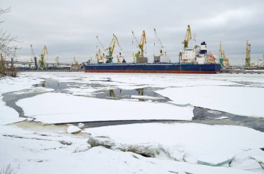 nehir buzla kaplıdır.