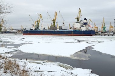 nehir buzla kaplıdır.