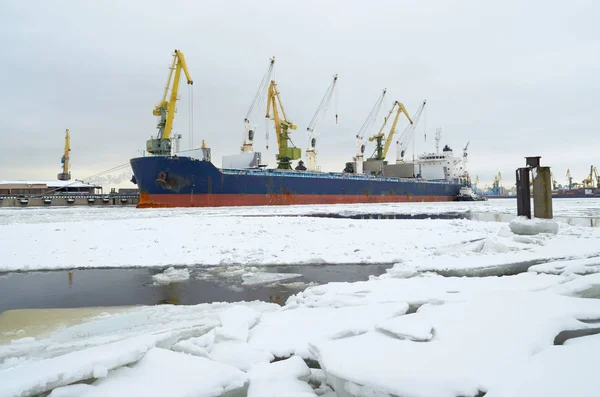 Річка покрита льодом . — стокове фото