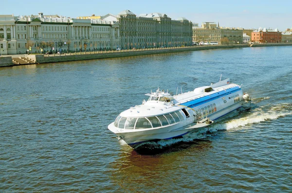 Geziler Nehri üzerinde bir tekne .