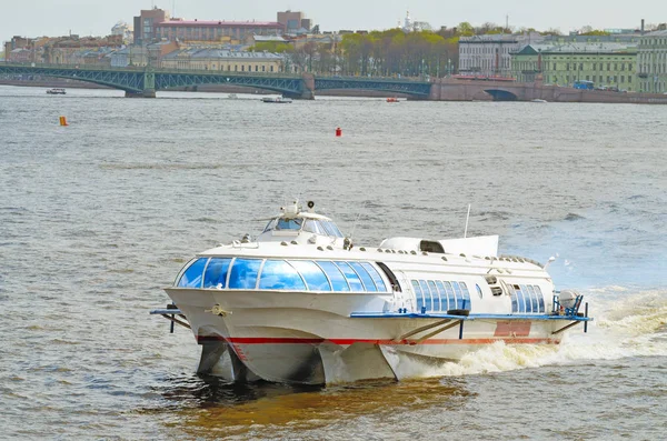 Um barco para excursões no rio  . — Fotografia de Stock