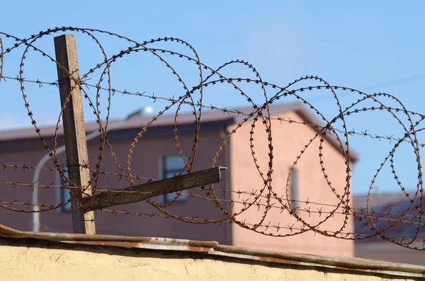 Колючий дріт на стінах в'язниці . — стокове фото