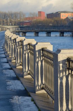 Nehri boyunca Beton çit.