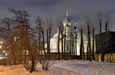 Güzel kilise elektrik ışık ile.