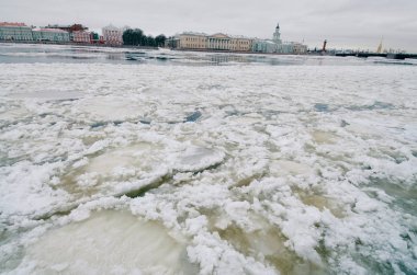 Nehir buzla kaplı..