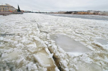 Nehir buzla kaplı..