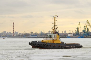 Tekne liman iş için.