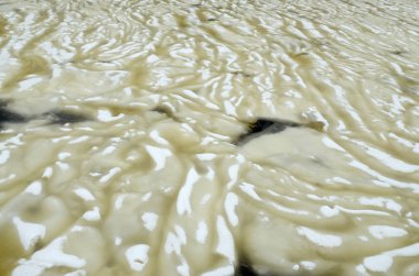 Nehri üzerinde kalın kar.