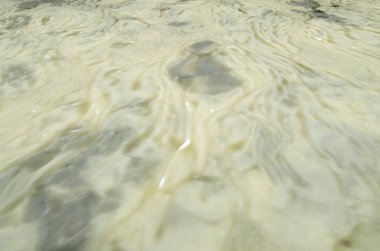 Nehri üzerinde kalın kar.