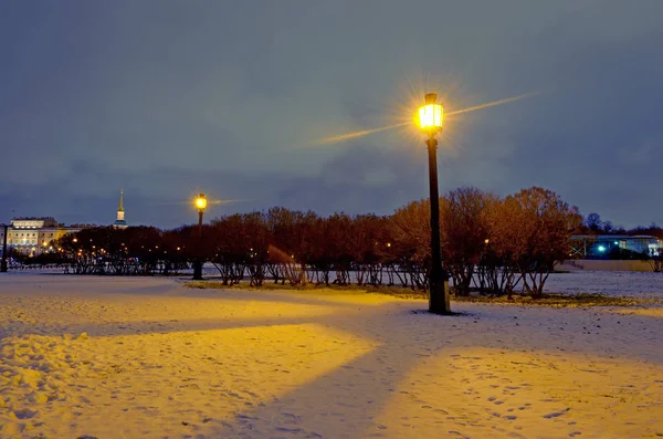 Lampy uliczne świeci w ciemności. — Zdjęcie stockowe