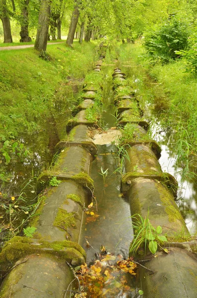 Das alte Wasserversorgungssystem im Park. — Stockfoto