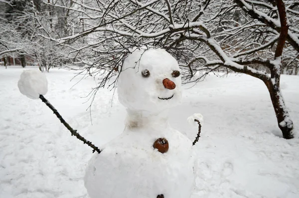 Snowman cobbled together by children. — Stock Photo, Image