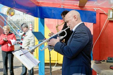 Müzikal düet performansı.