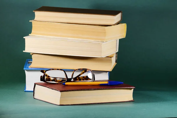 Bodegón - libros con gafas  . — Foto de Stock