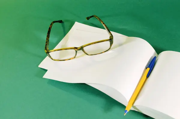 Beyaz gözlük ve kalem Notepad.On. — Stok fotoğraf