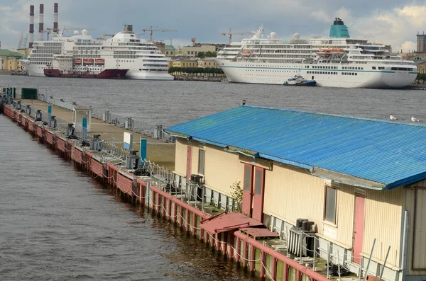 O cais para o navio na cidade . — Fotografia de Stock