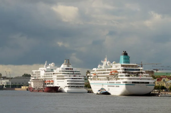 A cruise ship is at berth in the city. — Stock Photo, Image