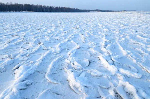 Die Bucht ist mit Eis bedeckt. — Stockfoto