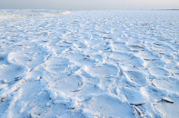 Die Bucht ist mit Eis bedeckt. — Stockfoto