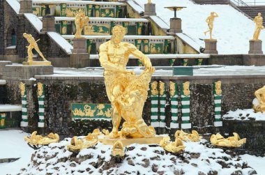 Peterhof pınarlarına heykelleri.