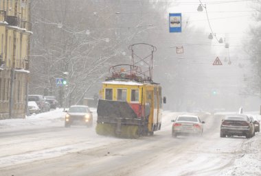 Kışın şehir yollarda Araçlar.